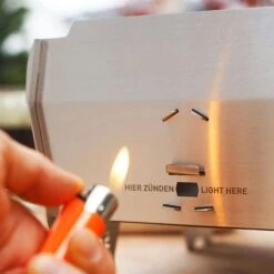 SKOTTI Steckbarer Edelstahl Gasgrill 2.0 Inkl. Tasche -Grill Verkaufsgeschäft 4260720830363 07 SKOTTI GRILL ANZUENDEN