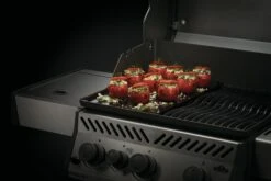 NAPOLEON Freestyle 425 DSIB Robin Schulz Edition -Grill Verkaufsgeschäft 56426 High gloss griddle InUse Tomatos