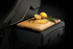 NAPOLEON Freestyle 425 DSIB Robin Schulz Edition -Grill Verkaufsgeschäft 70113 Side Shelf Bamboo CuttingBoard InUse 1
