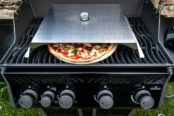 NAPOLEON Pizzaaufsatz/Ofen Aus Edelstahl Für Gasgrills (71200) -Grill Verkaufsgeschäft 71200 Pizza Shroud InUse 1