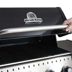 Broil King Baron 490 Inkl. Abdeckhaube & Gussplatte -Grill Verkaufsgeschäft 875282 BARON490 ACTION 01