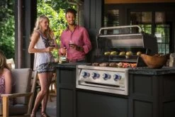 Broil King Regal 420 Built-In Einbaugrill Inkl. Grillbesteck, Gussplatte & Wokeinsatz -Grill Verkaufsgeschäft 985652 REGAL420 LIFESTYLE 01