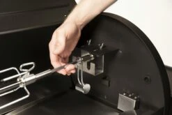 Broil King Pellet Smoker Drehspieß-Set Mit Elektromotor 10 Broil King Pellet Smoker Drehspieß-Set Mit Elektromotor -Grill Verkaufsgeschäft BK 60669 action 02