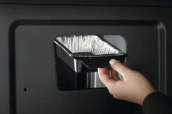 NAPOLEON Freestyle 425 DSIB Robin Schulz Edition -Grill Verkaufsgeschäft Freestyle Detail EU DripTray Hand