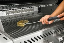 NAPOLEON Dreiseitige Grillbürste Mit Messingborsten (62011) -Grill Verkaufsgeschäft NAPOLEON Grillbuerste 3 seitig mit Messing Borsten Gross 1