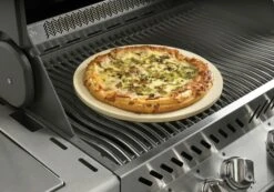 NAPOLEON PRO Pizzastein Mit Halterung Und Spiessen (70002) 8 NAPOLEON PRO Pizzastein Mit Halterung Und Spiessen (70002) -Grill Verkaufsgeschäft NAPOLEON PRO Pizzastein mit Halterung und Spiessen 1