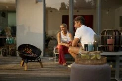 IGNIUM Taran Fire -Grill Verkaufsgeschäft TARAN Fire Luxus Feuerschale Gusseisen Familienbild 4 seitlich Hersteller Ignium 300dpi