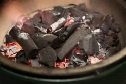 Big Green Egg Bio-Holzkohle, Holzkohle Vom Apfelbaum Und Kräuterbaum -Grill Verkaufsgeschäft bge wildfire charcoal appeltree 08 2