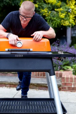 Everdure FURNACE Gasgrill Rot Mit Drei Brennern - Auslaufartikel -Grill Verkaufsgeschäft everdure Furnace eston Aktion1