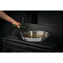 NAPOLEON PRO Edelstahl Hähnchen-Halterung (56067) -Grill Verkaufsgeschäft napo 56067 Premium Chicken Infusion Roaster In Use PouringBeer