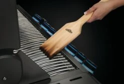 NAPOLEON Grillrostschaber Aus Zedernholz (62051) 7 NAPOLEON Grillrostschaber Aus Zedernholz (62051) -Grill Verkaufsgeschäft napo 62051 cedargridscraper inuse