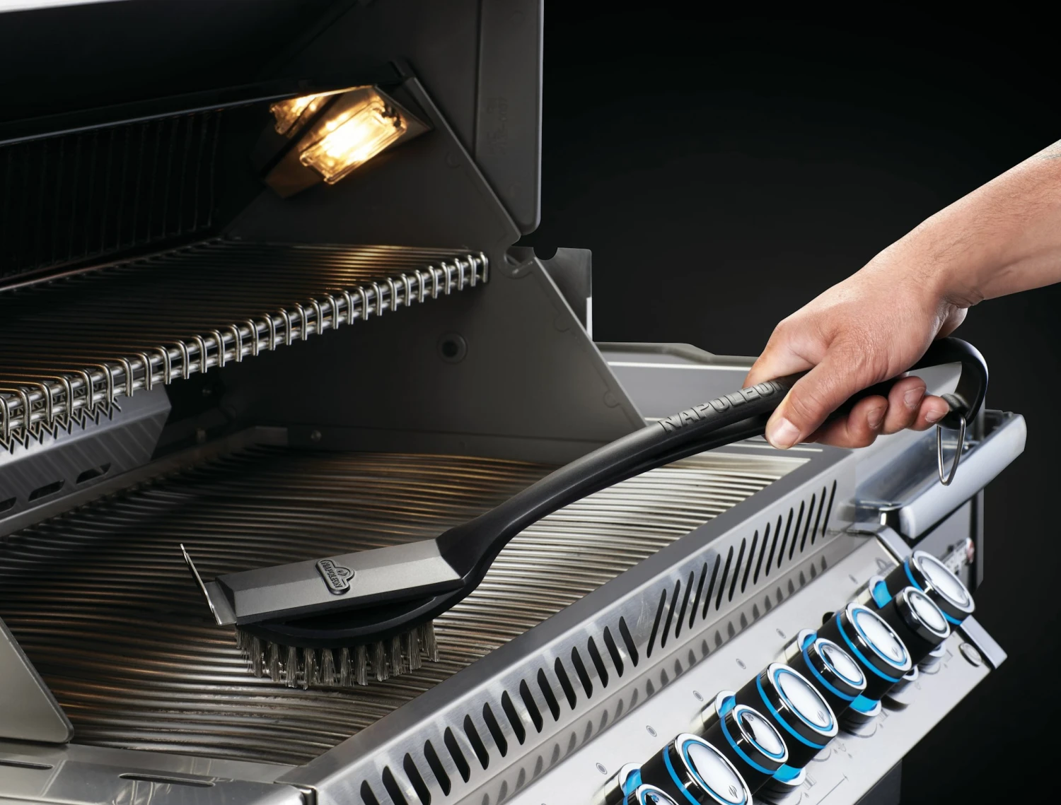 NAPOLEON Grillbürste Mit Edelstahlborsten Und Kunststoffgriff (62052) 6 NAPOLEON Grillbürste Mit Edelstahlborsten Und Kunststoffgriff (62052) – Bild 4