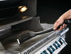 NAPOLEON Grillbürste Mit Edelstahlborsten Und Kunststoffgriff (62052) 11 NAPOLEON Grillbürste Mit Edelstahlborsten Und Kunststoffgriff (62052) -Grill Verkaufsgeschäft napo 62052 industrialsscleaningbrush withscraper inuse hook