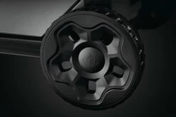 NAPOLEON Freestyle 365, 3 Hauptbrenner, Mit Sizzle Zone Seitenbrenner Und Tür, Graphit -Grill Verkaufsgeschäft napo Freestyle Detail Wheel