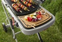 Weber Traveler Schneidebrett (7031) -Grill Verkaufsgeschäft webe 7031 M1 NaturalSide Skewers rgb
